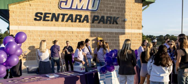 dnronline.com - Ang mga mag-aaral ng JMU ay nagbibigay ng opiate awareness education pre-game.