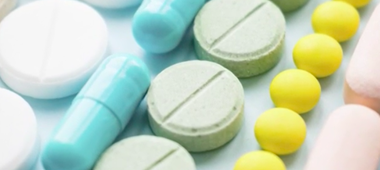 imahe ng iba't ibang mga tabletas na nakahanay