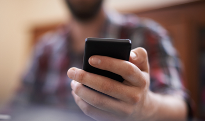 kamay na may hawak na cellphone