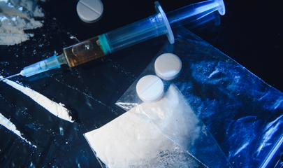 hypodermic na karayom, pulbos, mga tabletas