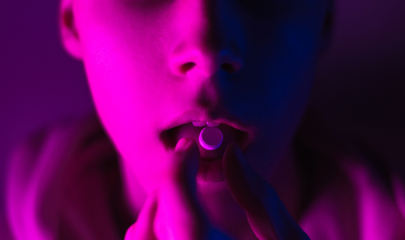 batang babae na umiinom ng tableta