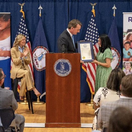 Ang gobernador sa podium ay naghandog ng parangal