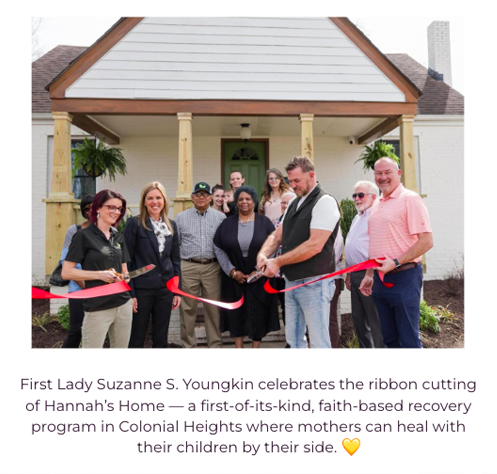 First Lady kasama ang grupo ng mga tao sa ribbon cutting ceremony