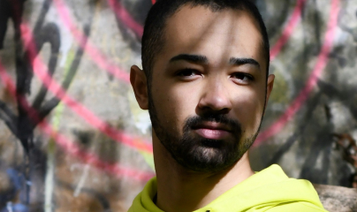 Mukha ng binata na naka-dilaw na hoodie