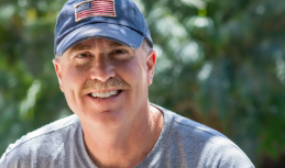 Lalaking nasa katanghaliang gulang na nakasuot ng kamiseta