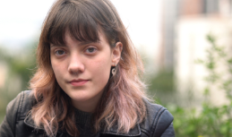 Mukha ng dalaga na may kayumangging buhok